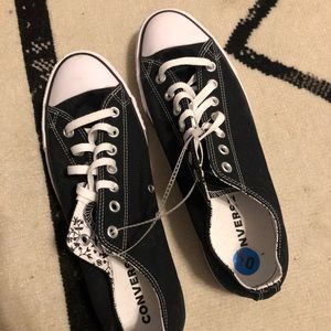 New unisex size 10 men/12 women black converse